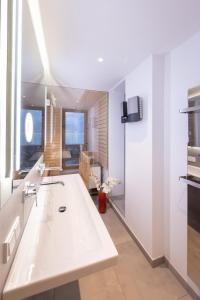 TV a/nebo společenská místnost v ubytování Lakefront Suite 148 by we rent