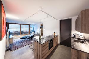 Kuchyň nebo kuchyňský kout v ubytování Lakefront Suite 148 by we rent