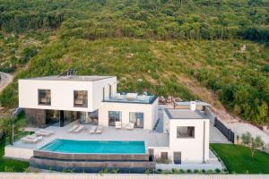 una vista aérea de una casa con piscina en Villa rOvni, en Ravni