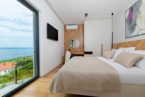 Un dormitorio con una cama y una ventana grande. en Villa rOvni, en Ravni 34 fotos más