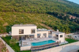 una vista aérea de una casa con piscina en Villa rOvni, en Ravni