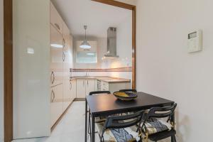 a dining room with a table and chairs in a kitchen at ISG Apartments Apartamento cerca de la Catedral in Seville