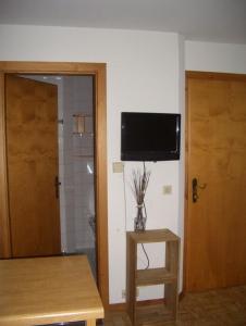 Televízia a/alebo spoločenská miestnosť v ubytovaní Appartements Huber
