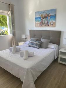 een slaapkamer met een groot wit bed in een kamer bij Sea Escape in Almuñécar