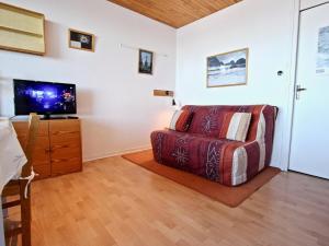 TV a/nebo společenská místnost v ubytování Spacieux studio 2 places proche pistes à Chamrousse avec balcon - FR-1-340-18