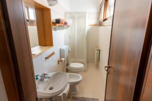 a small bathroom with a toilet and a sink at Casa Aprilia by Ca-Sa Check in Pellestrina