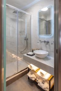 een witte badkamer met een wastafel en een douche bij 507 Athens in Athene