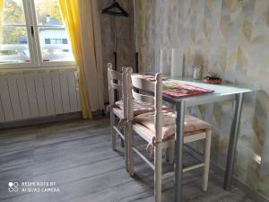 une table à manger avec une chaise et une table dans l'établissement La case, à Arros-de-Nay