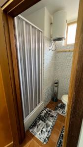 łazienka z prysznicem i toaletą w obiekcie STANZA CORSICA w mieście Alghero
