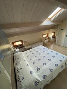 une chambre avec un lit dans un grenier dans l'établissement Elisabetta by Ca-Sa Check, à Chioggia