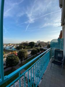 un balcon avec vue sur une ville dans l'établissement Elisabetta by Ca-Sa Check, à Chioggia