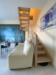 - un salon avec un canapé blanc et un escalier dans l'établissement Elisabetta by Ca-Sa Check, à Chioggia
