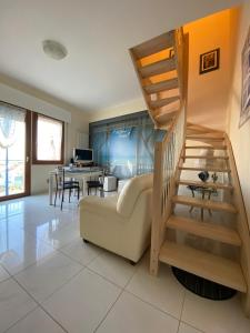 un salon avec un escalier et un canapé dans l'établissement Elisabetta by Ca-Sa Check, à Chioggia