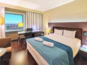 um quarto de hotel com uma cama com duas toalhas em Mercure Gdańsk Stare Miasto em Gdansk