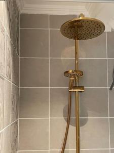 La salle de bains est pourvue d'une douche et d'une lampe. dans l'établissement Gård med egen sjö med bryggbåt, nyrenoverat!, à Katrineholm