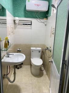 La salle de bains est pourvue de toilettes et d'un lavabo. dans l'établissement Together is Home, à Đà Lạt