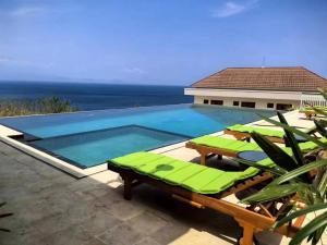Bazén v ubytování Jukung Dive Resort Bali PENIDA nebo v jeho okolí