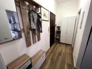 a room with a hallway with a bench and a hallway at Comodo appartamento a 2 minuti dalla metropolitana in Sesto San Giovanni