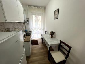 a kitchen with a table and a dining room at Comodo appartamento a 2 minuti dalla metropolitana in Sesto San Giovanni