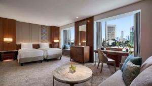 una camera d'albergo con letto e scrivania di Grand Hyatt Jakarta a Giacarta