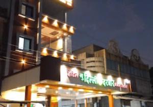 un edificio con luces por la noche en Hotel New Delhi darbar family restaurant Jalgaon, en Jālgaon