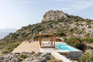 ein Haus auf einem Hügel mit einem Swimmingpool in der Unterkunft Pristine Seaview Villa , with 5-Star Resort Access in Faliraki + 50 Fotos