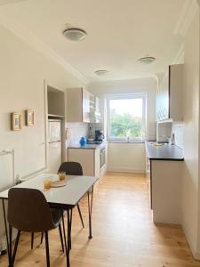 eine Küche und ein Esszimmer mit einem Tisch und Stühlen in der Unterkunft (id.023) Spangsberggade 24. 2 tv in Esbjerg