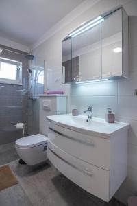 Ένα μπάνιο στο Villa in Omiš inland/4 stars+heated pool