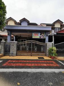uma casa com um portão em frente em Iwan Ila Homestay em Batang Kali