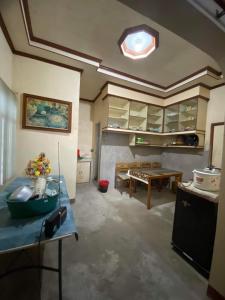 ein Wohnzimmer mit einem Tisch und einem Esszimmer in der Unterkunft Perucho-Silang Guest House in Mabini