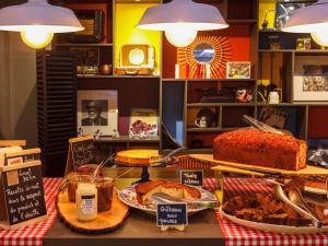 un buffet con muchos tipos diferentes de comida a la vista en Greet Hotel Lyon Confluence en Lyon