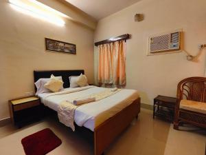 um quarto com uma cama e uma janela em AMIT HOTEL em Calcutá