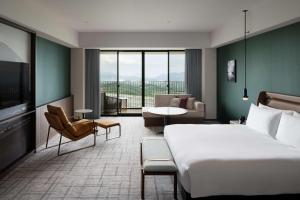 Rúm í herbergi á Fuji Speedway Hotel, in The Unbound Collection by Hyatt