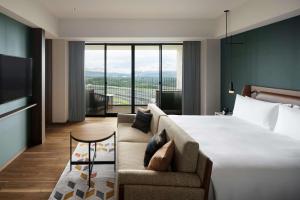 Rúm í herbergi á Fuji Speedway Hotel, in The Unbound Collection by Hyatt