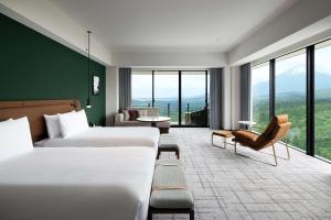 Rúm í herbergi á Fuji Speedway Hotel, in The Unbound Collection by Hyatt