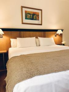 Cama ou camas em um quarto em Argentino Hotel