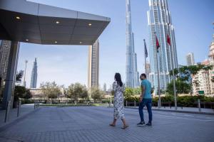 un homme et une femme debout devant une ville dans l'établissement Rove Downtown, à Dubaï