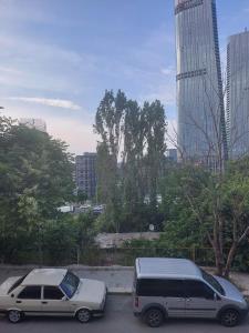 two cars parked in a parking lot in a city at Daire merkezi in Istanbul