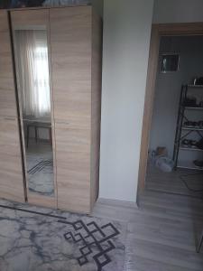 um quarto com uma porta de madeira com um espelho em Daire merkezi em Istambul