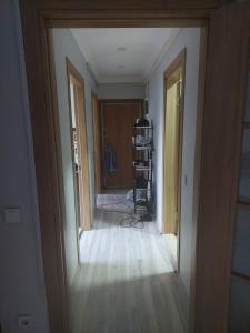 um quarto vazio com um corredor que leva a um quarto com uma porta em Daire merkezi em Istambul