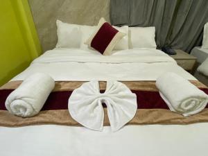 Voodi või voodid majutusasutuse Hotel Kavya Inn toas