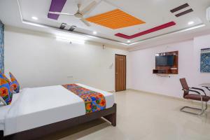 ハイデラバードにあるFabHotel Sri Karthikeya Grandのベッドルーム1室(ベッド1台、シーリングファン付)