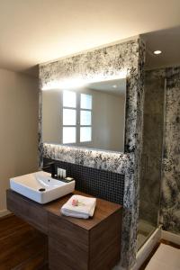 利摩日的住宿－Les Chambres du Cloître，一间带水槽和镜子的浴室