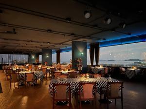 - une salle à manger avec des tables et des chaises offrant une vue dans l'établissement Royal Phuket City Hotel - SHA Extra Plus, à Phuket