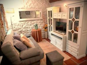 salon z kanapą i stołem w obiekcie Casa Rural La Peña en Unquera (Cantabria) w mieście Unquera