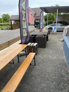 un groupe de bancs et de tables dans un parking dans l'établissement Appartment Schmidtner, à Ansbach