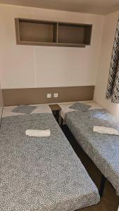 Grand mobil-home n°604 3ch tout confort au calme tesisinde bir odada yatak veya yataklar