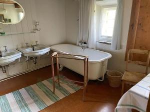 Ванна кімната в Chesa Klucker - Fextal