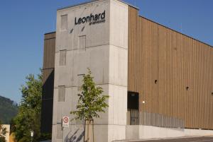 un edificio con un cartel en el costado en Aparthouse Leonhard en Feldkirch