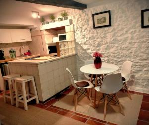 a kitchen with a table and chairs in a kitchen at Casa Rural La Peña en Unquera (Cantabria) in Unquera